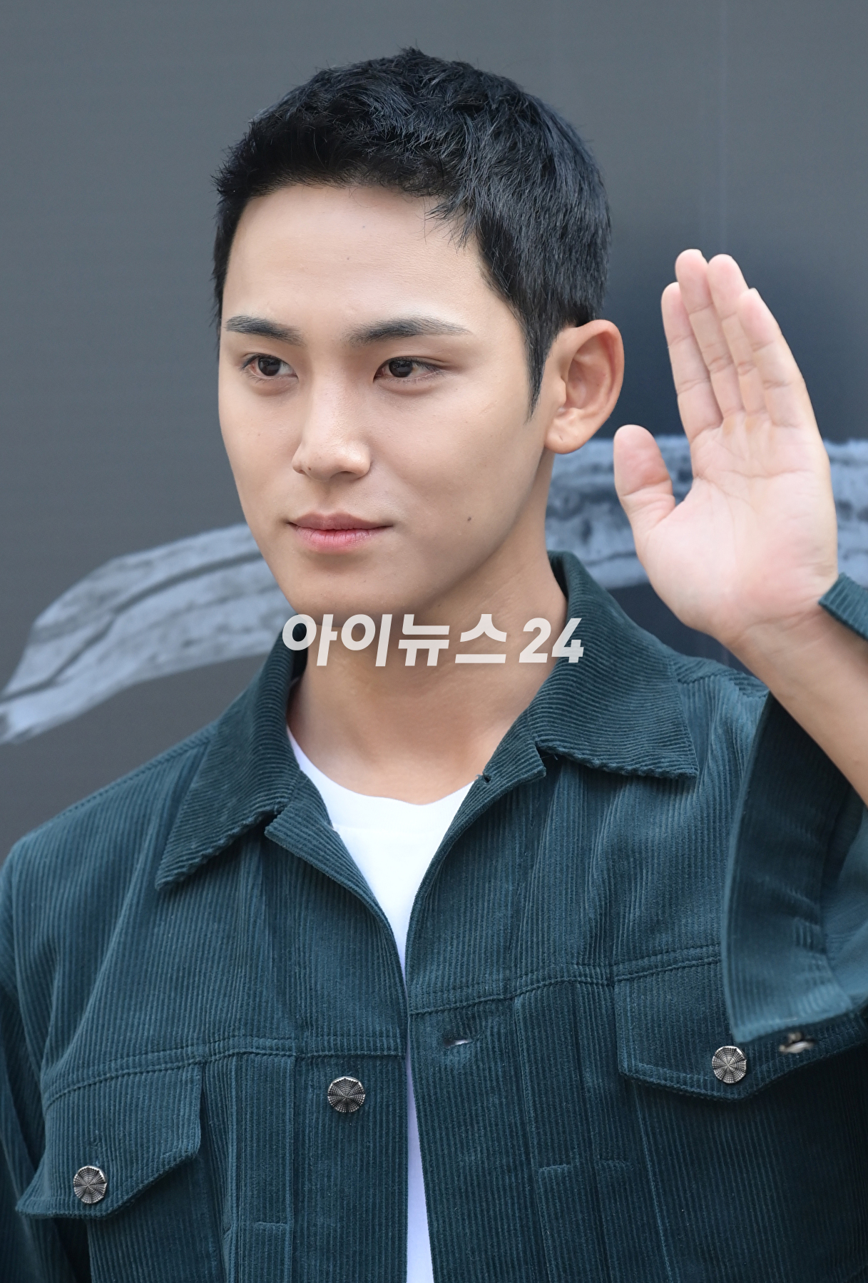 세븐틴 민규가 24일 오후 서울 성동구 성수동에서 열린 플래그십 스토어 &#39;이니스프리 디아일 성수&#39; 오픈 행사에 참석하고 있다. [사진=정소희 기자]