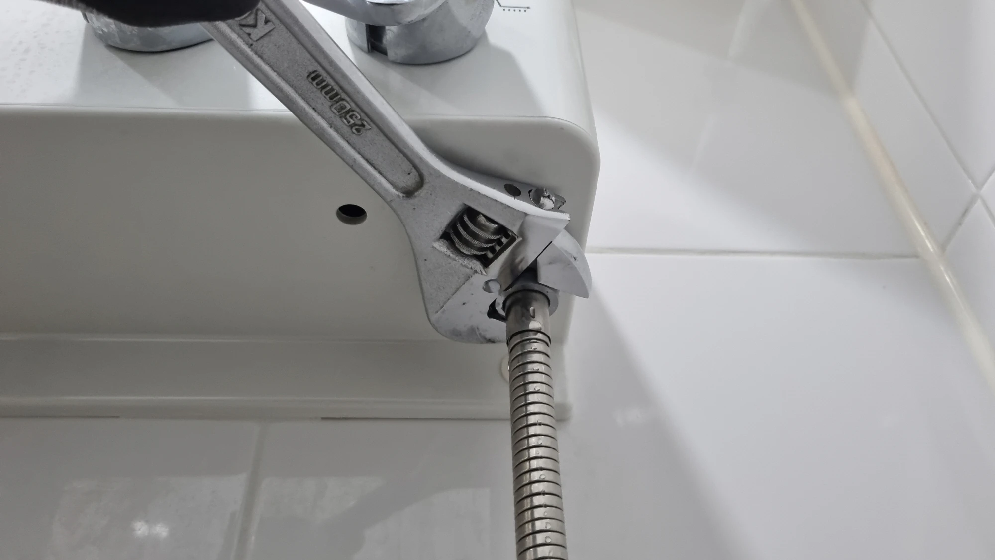 샤워기 호스 연결 모습