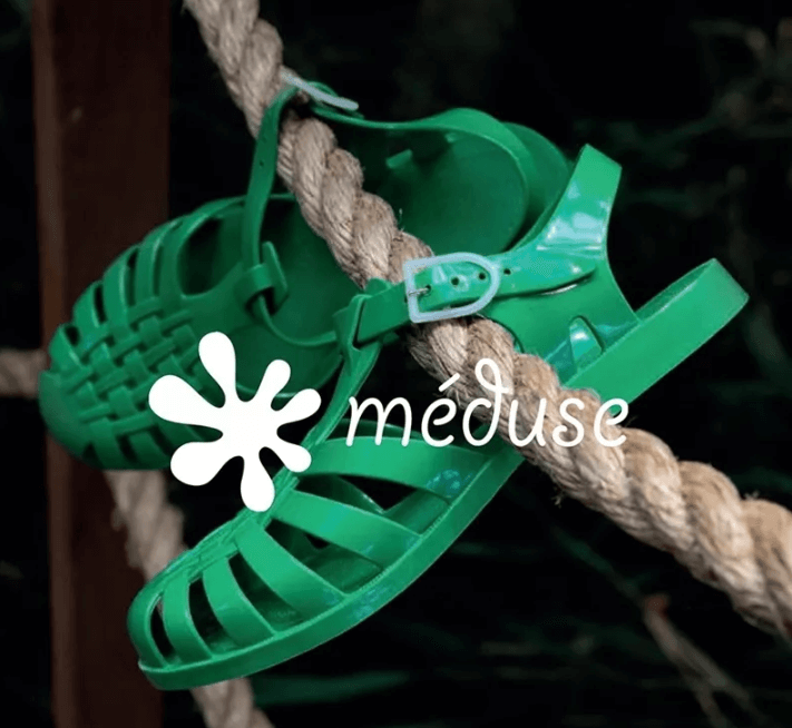 메듀즈-젤리슈즈-초록색-빨간색-신발신고있는여자