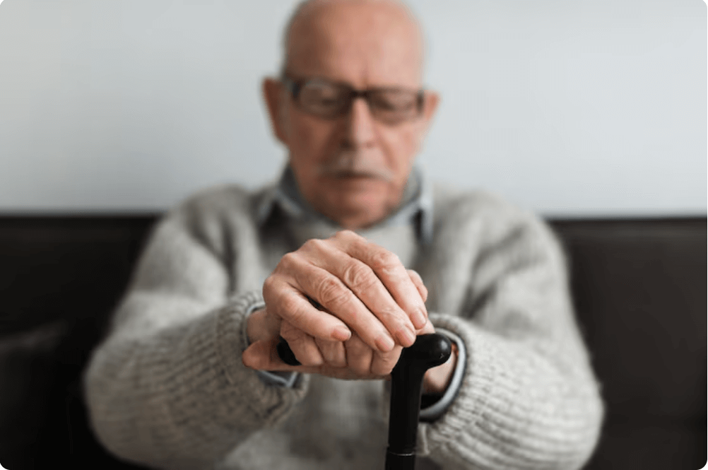 깊은 생각에 잠겨 있는 할아버지