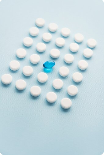 바닥에 놓여있는 알약