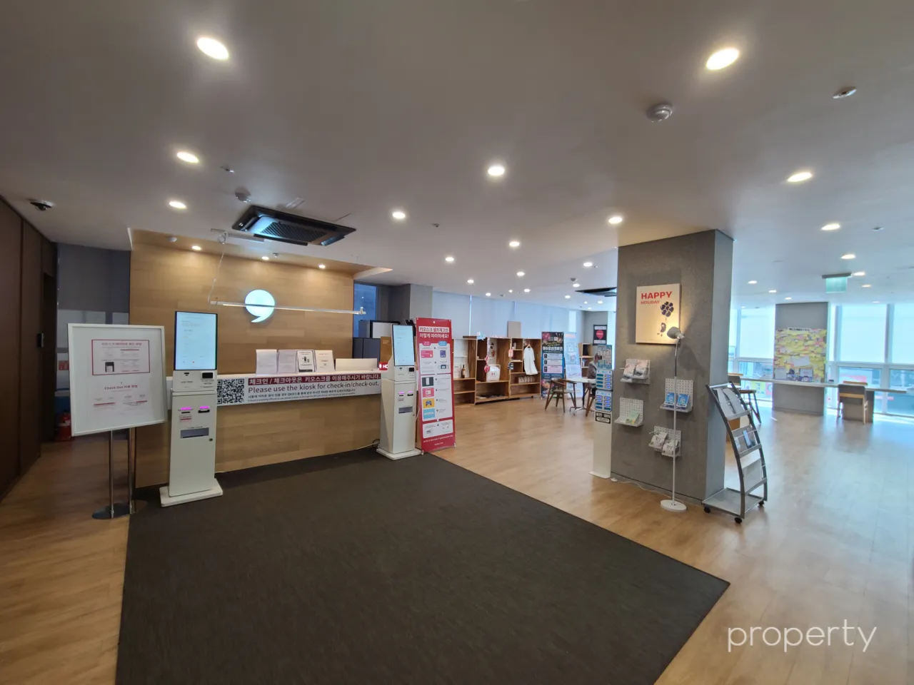 케니호텔-로비-키오스크-베이지색톤의깔끔한내부