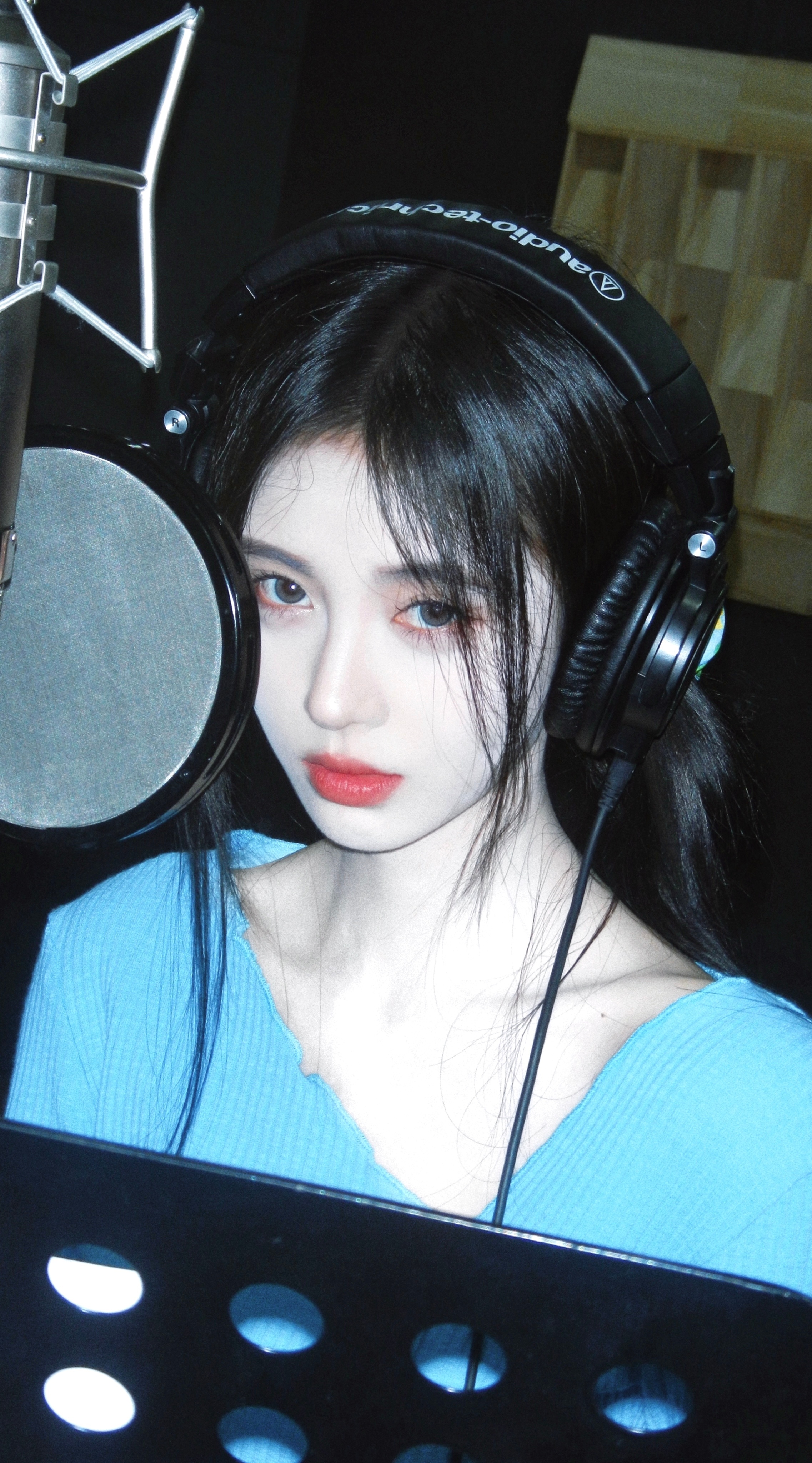 퀭한 눈빛으로 카메라를 바라보는 쥐징이