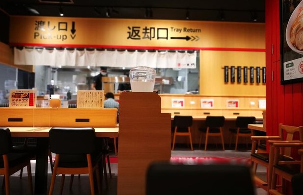 바 형태로 된 좌석과 의자들이 늘어서 있는 모습