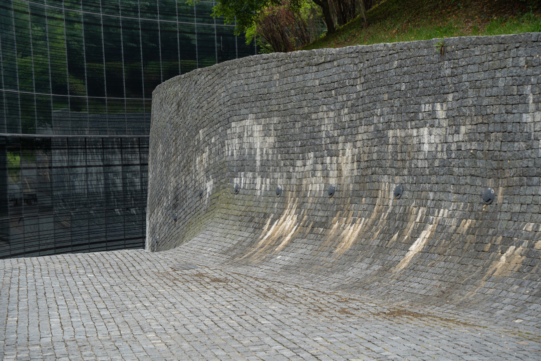 백남준 아트센터 담벼락