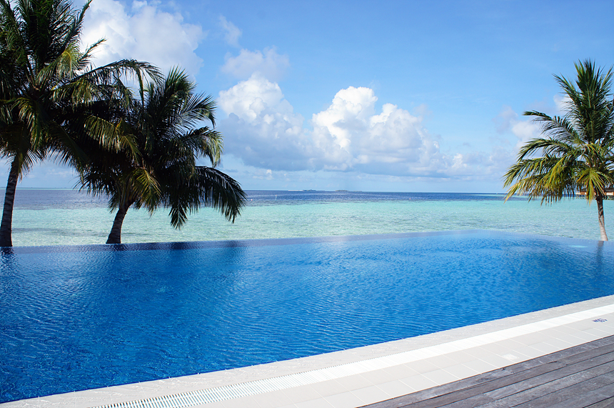 빌라멘두 리조트 수영장과 식사