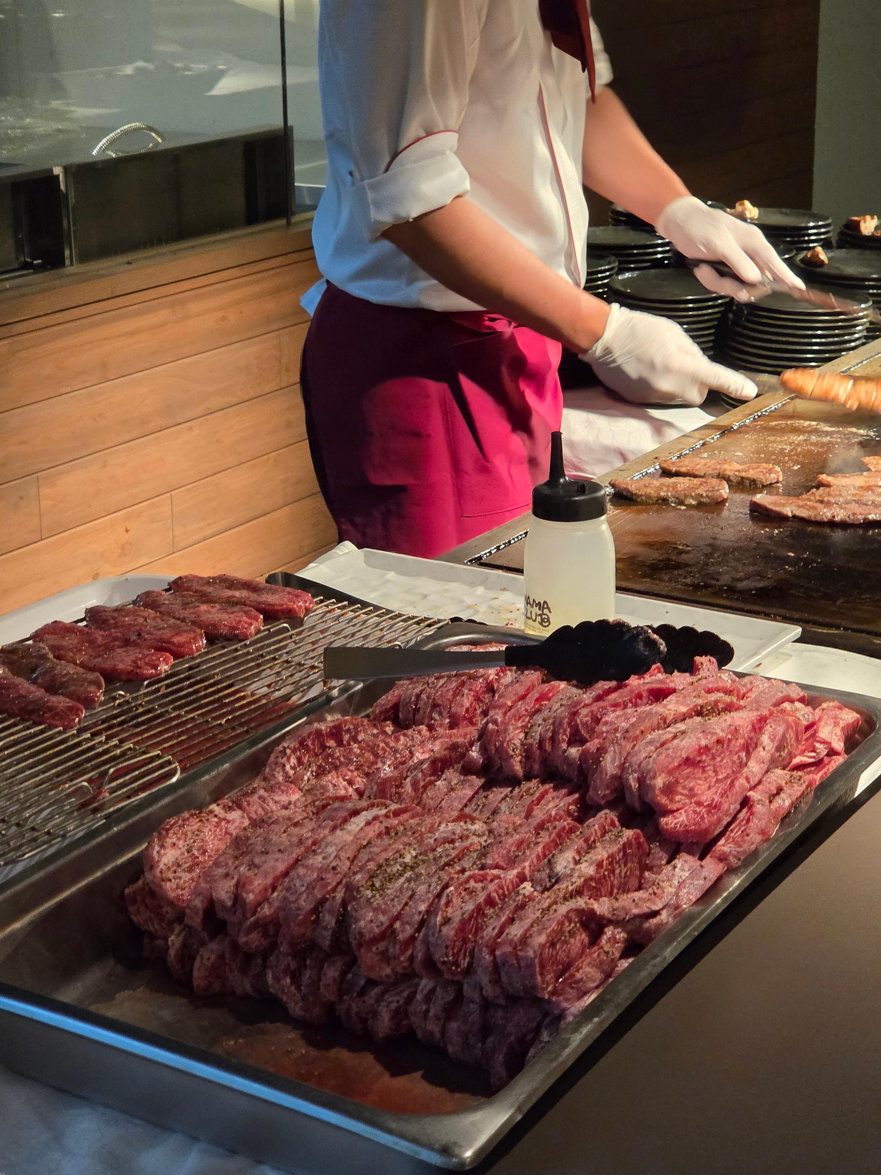 니니누푸리 스테이크 코너, 철판에서 갓 구워지는 스테이크 모습