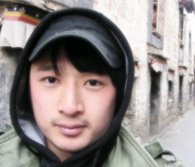 티베트여행 중 라싸 시내를 산책하고 있다.
