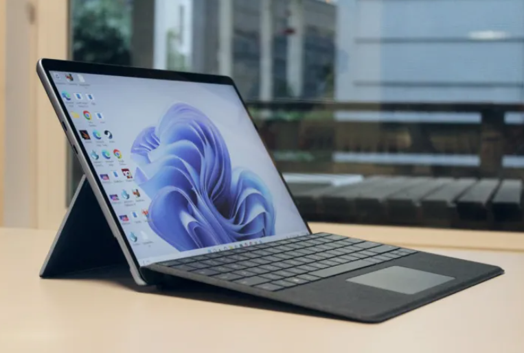 타입 커버 키보드를 들어 올린 Surface Pro 9.