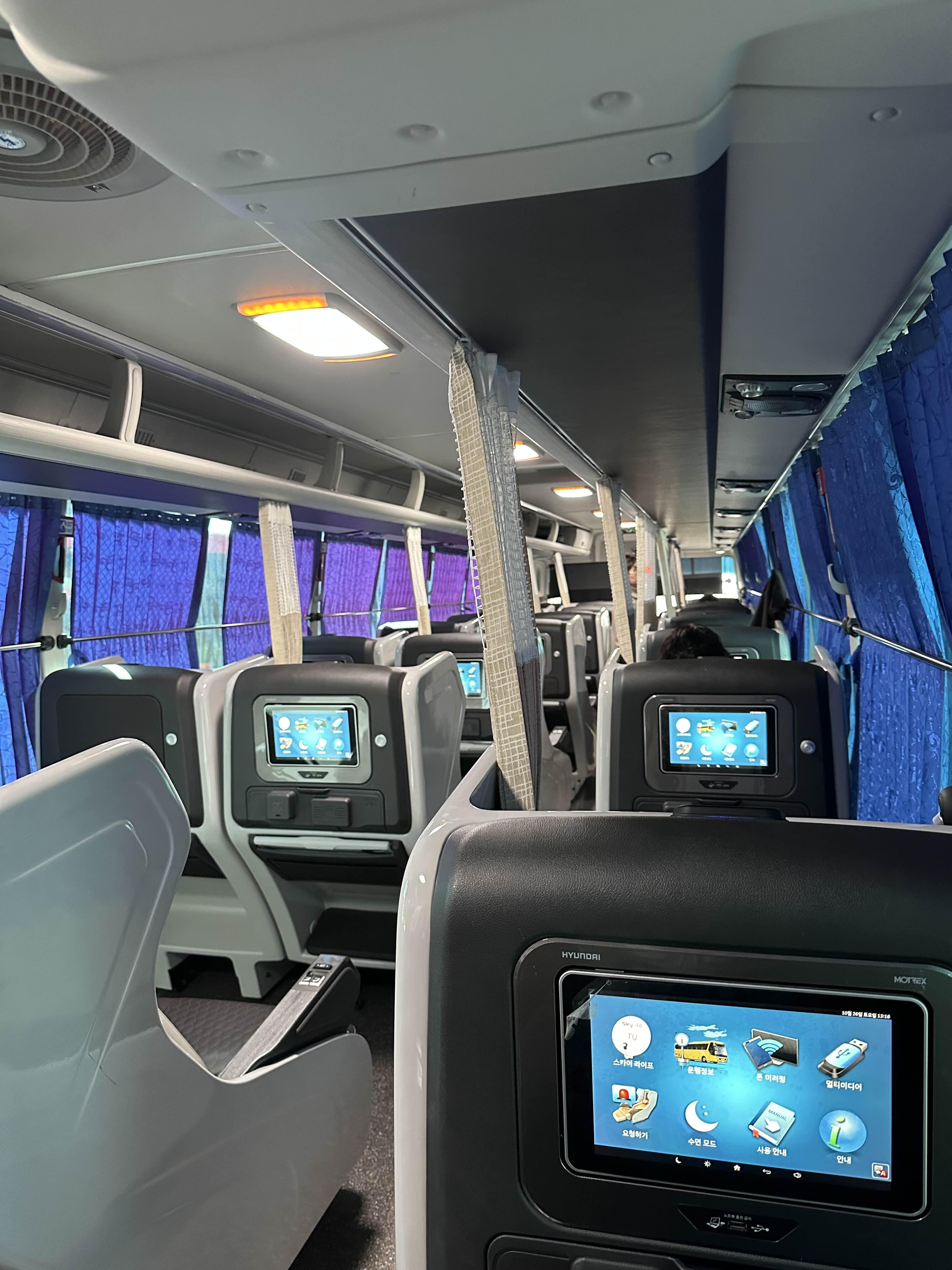 프리미엄-고속버스의-실내-모습
