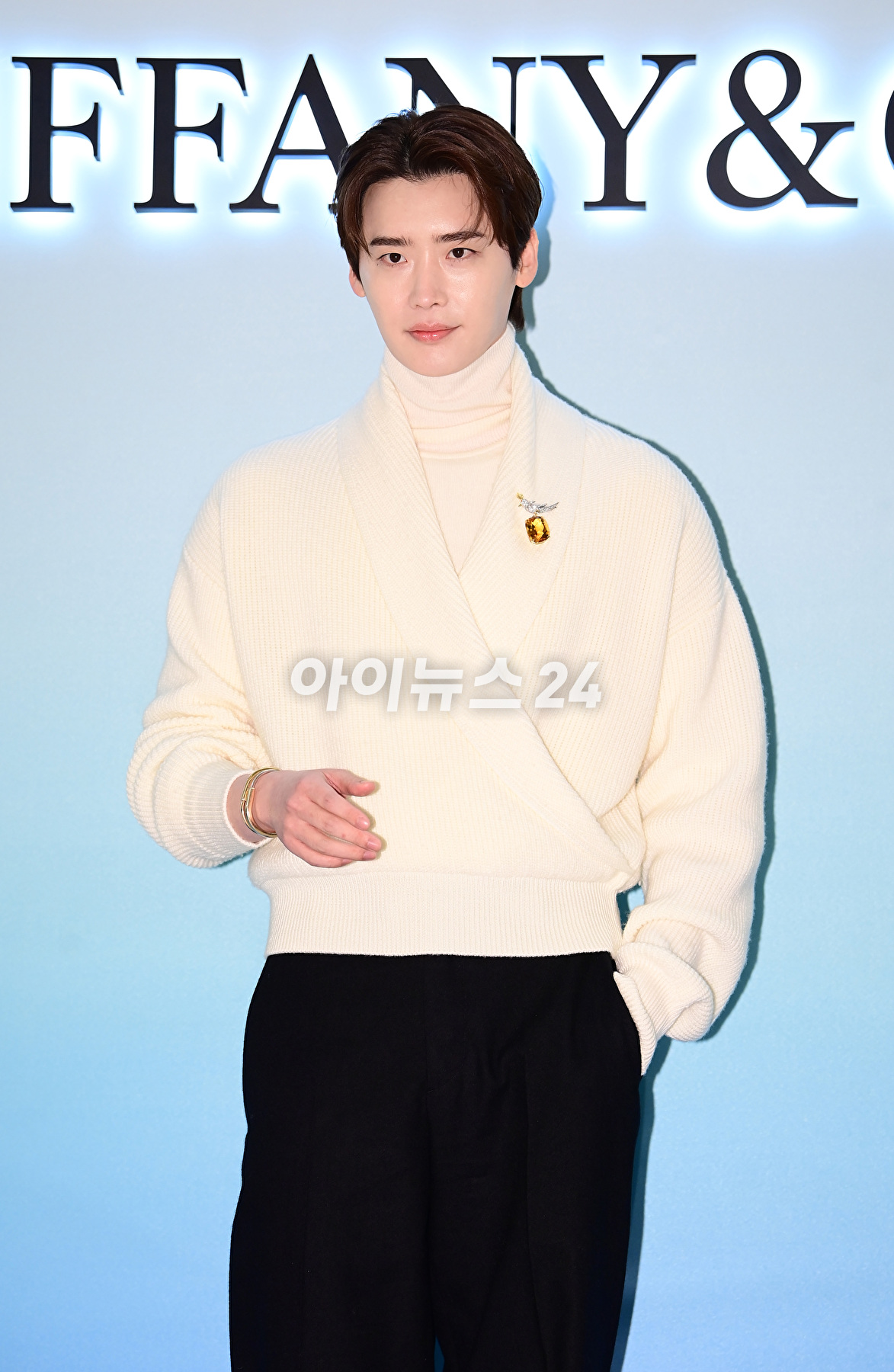 배우 이종석이 14일 서울 잠실 롯데월드타워몰에서 열린 한 주얼리 브랜드 팝업 스토어 행사에 참석하고 있다. [사진=정소희 기자]