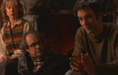 영화 속 주인공이 사람들에게 본인 이야기를 하는 모습