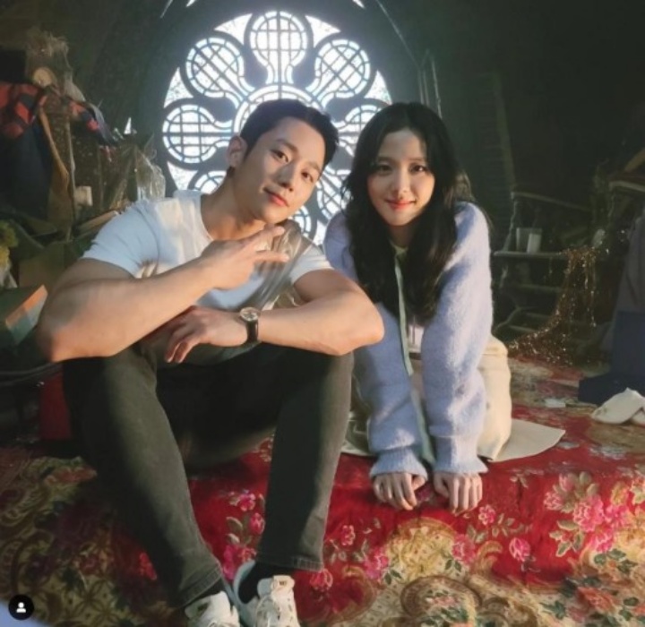 설강화 촬영지에서 정해인(왼쪽), 지수(오른쪽)가 앉아서 사진 포즈를 취하고 있는 모습