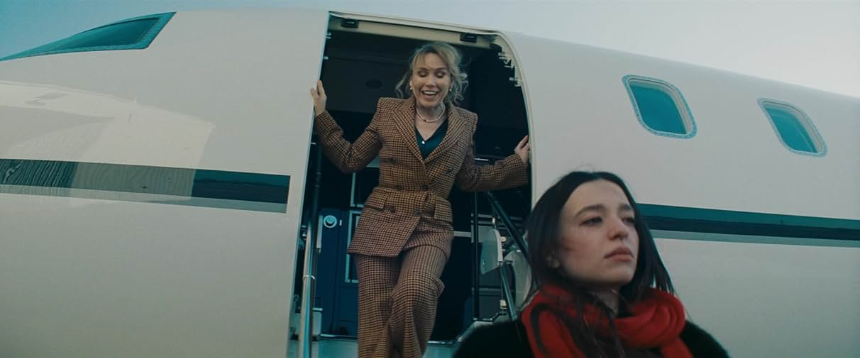 영화 '아노라' (Anora) 리뷰 - 강렬한 스토리와 현실적인 로맨스!