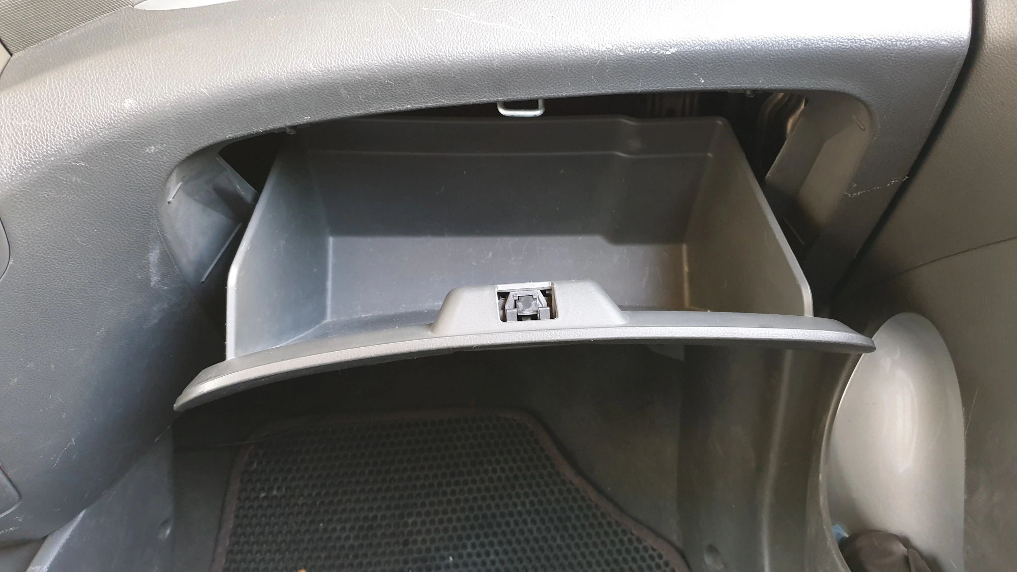 글로브박스 열린 모습