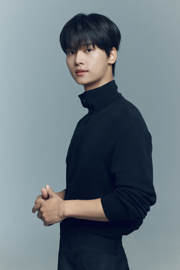 차학연이 &#39;무인도의 디바&#39; 종영 인터뷰를 위해 사진 촬영을 하고 있다. [사진=51K]
