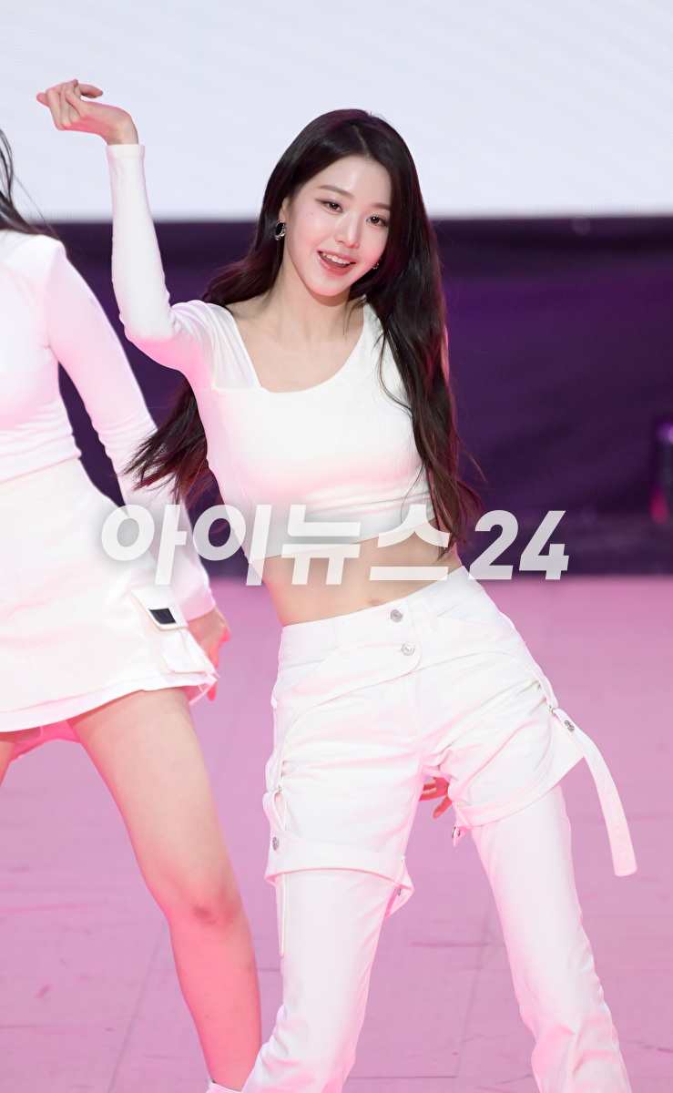 그룹 아이브(IVE)가 18일 오후 서울 마포구 상암동 SBS프리즘타워 오디토리움에서 진행된 SBS M '더쇼' 생방송 현장에서 멋진 무대를 선보이고 있다. [사진=정소희 기자]