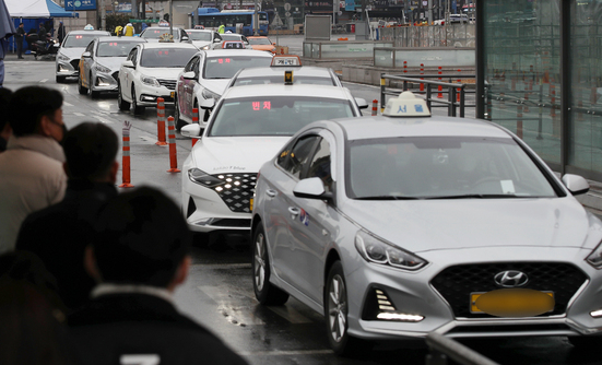 서울역 택시승강장에서 시민들이 택시를 이용하고 있다. [사진=뉴시스]