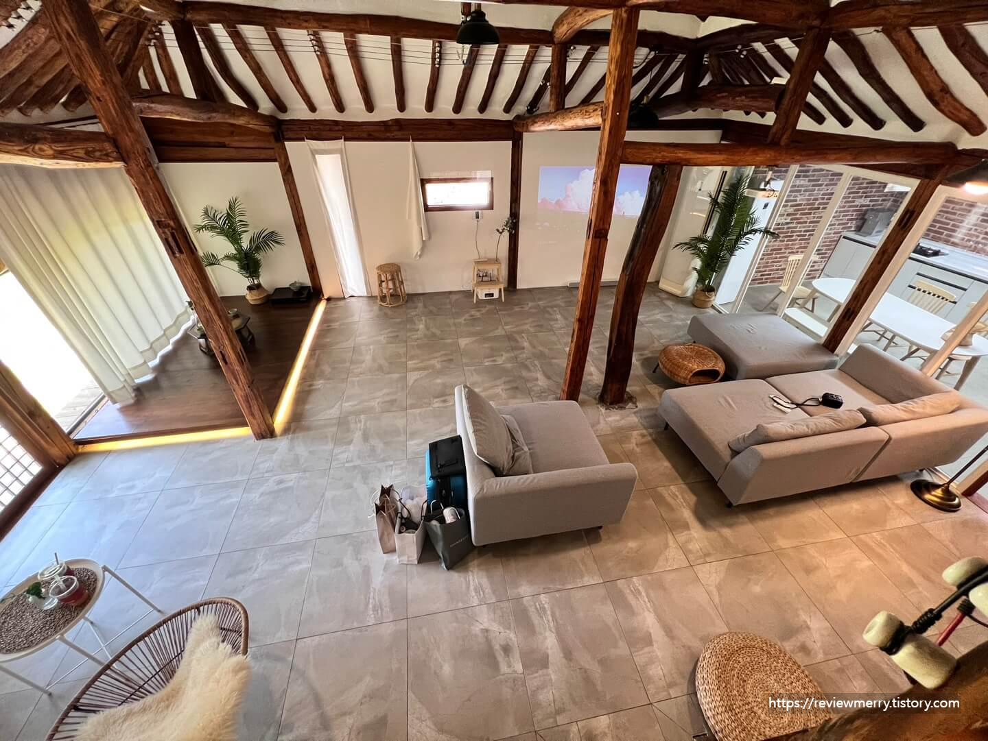 2층에서 내려다 본 거실