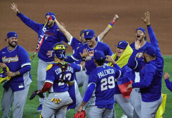 2026 WBC 4강 이탈리아 격파 후 사상 첫 결승 진출을 확정하고 환호하는 베네수엘라 야구 대표팀