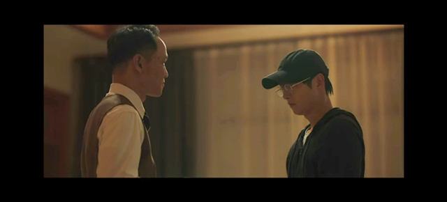 서로를 마주보고 서있는 두 남배우