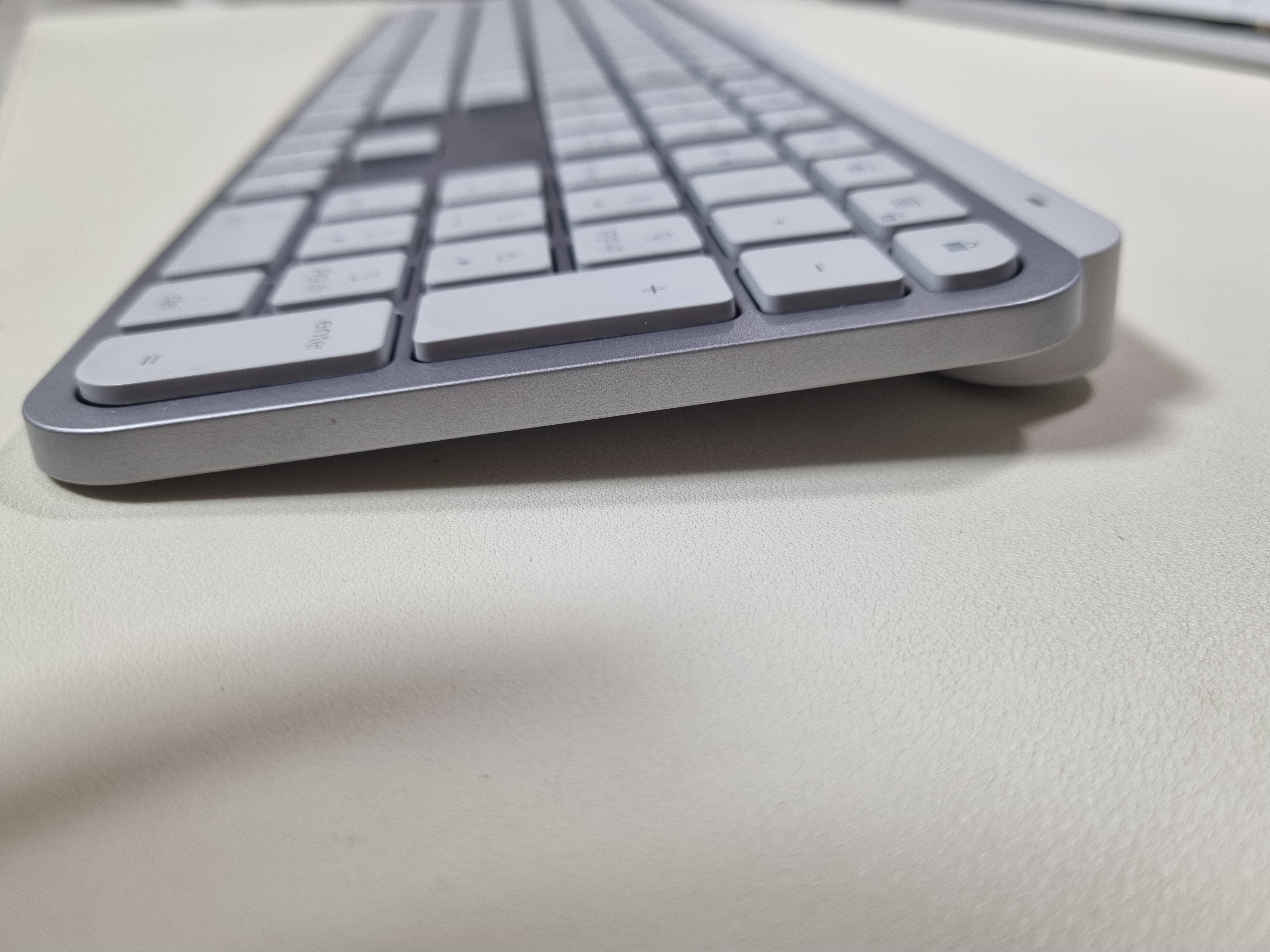 로지텍 MX Keys S 오른쪽 옆모습