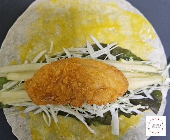 또띠아 위에 야채 올린 후 마지막으로 치킨텐더 올리기