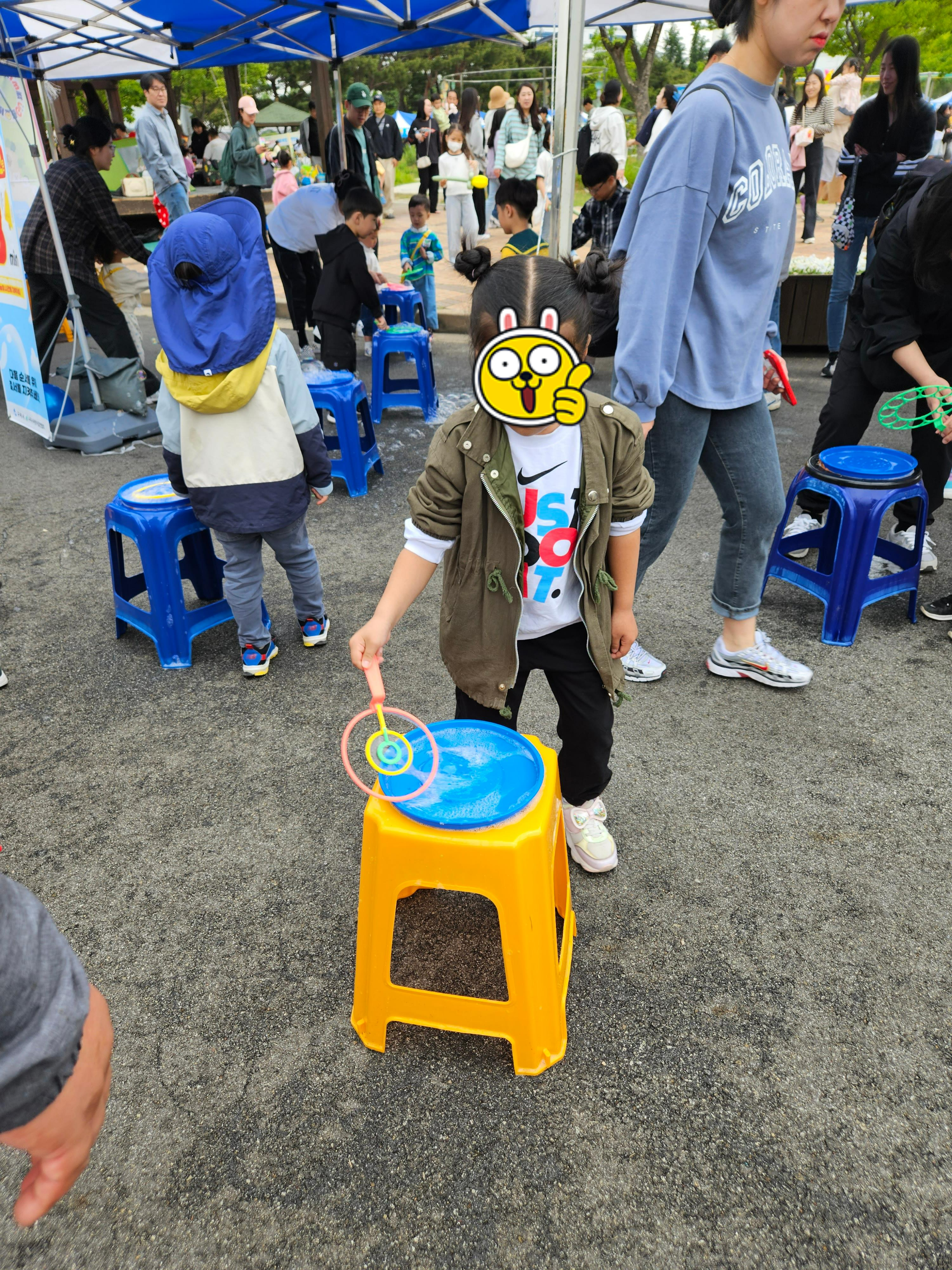 구미 동락공원 어린이날 행사장에서 아이들이 날아다니는 커다란 비눗방울을 따라다니며 즐겁게 뛰어노는 모습