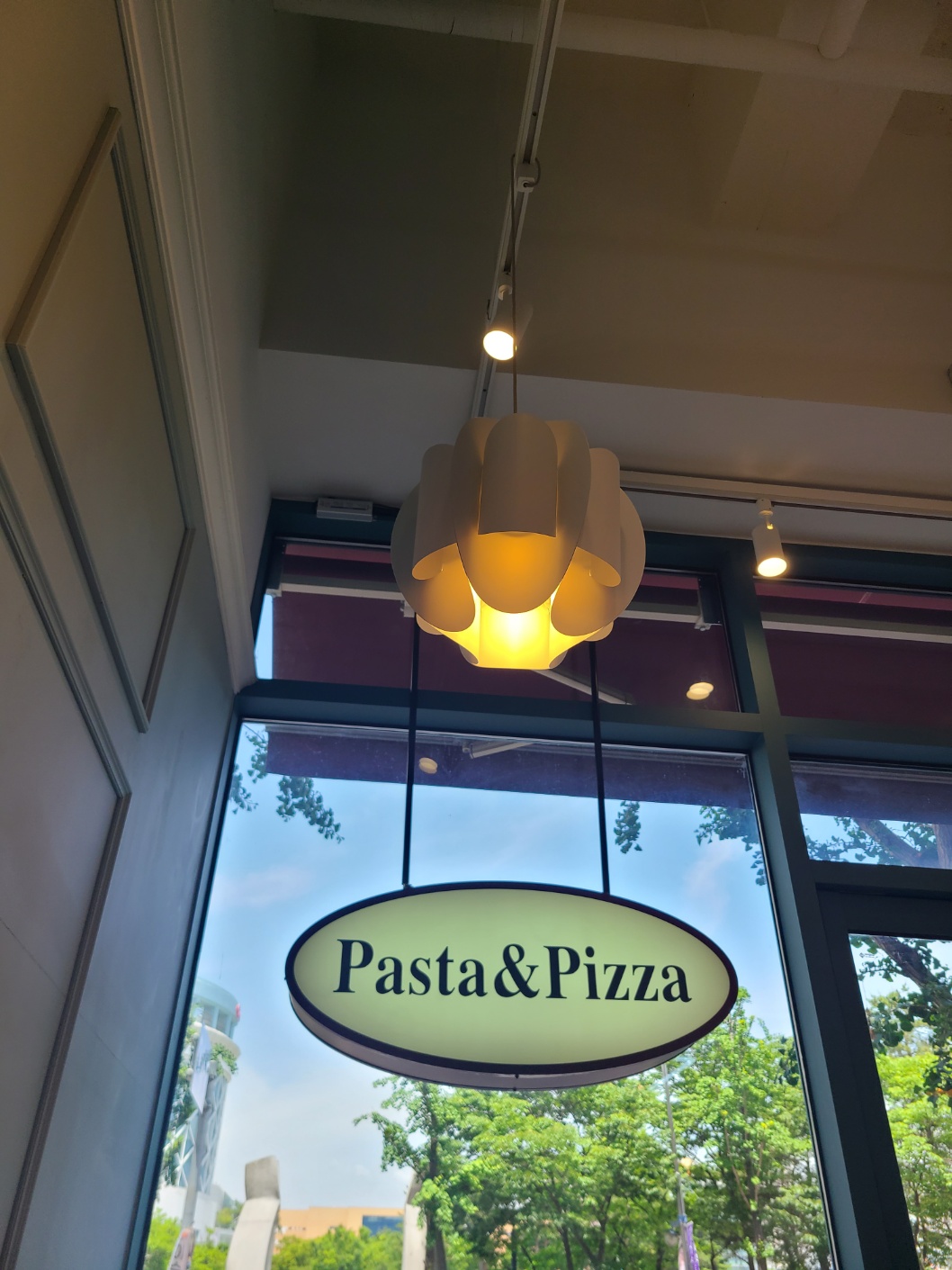 창원 상남동 양식 맛집 파시따 내부 조명