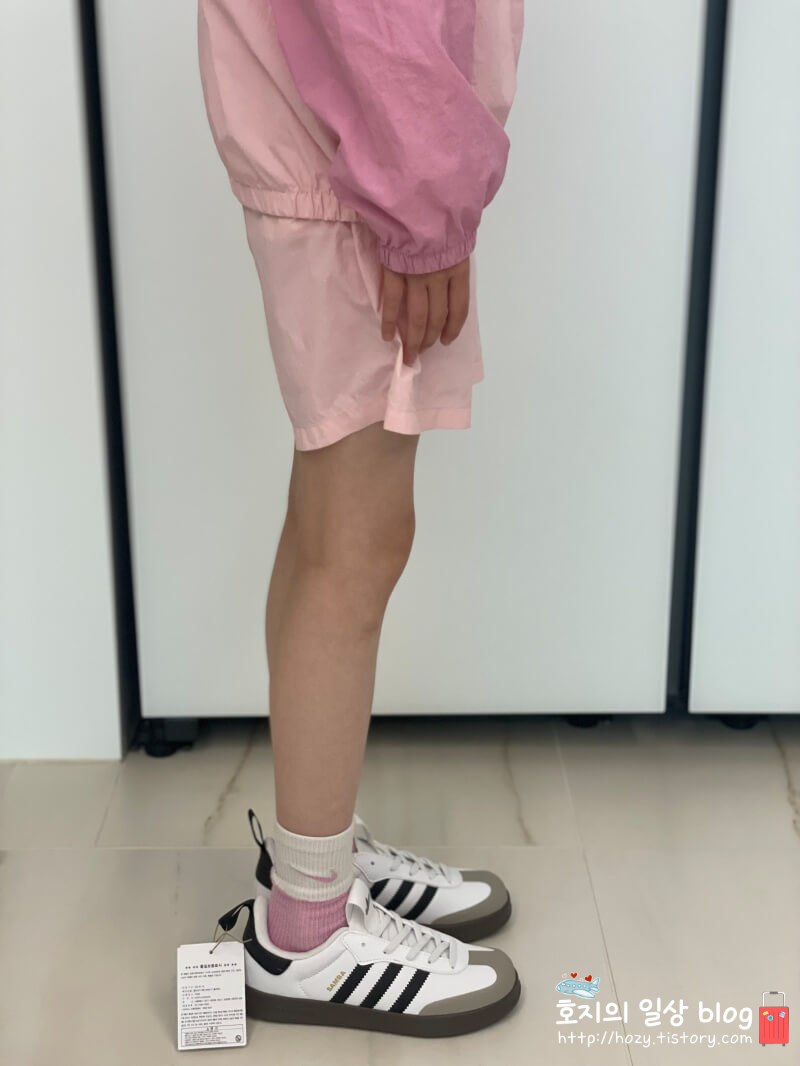 아디다스 아디폼 삼바360키즈 화이트 착용 모습