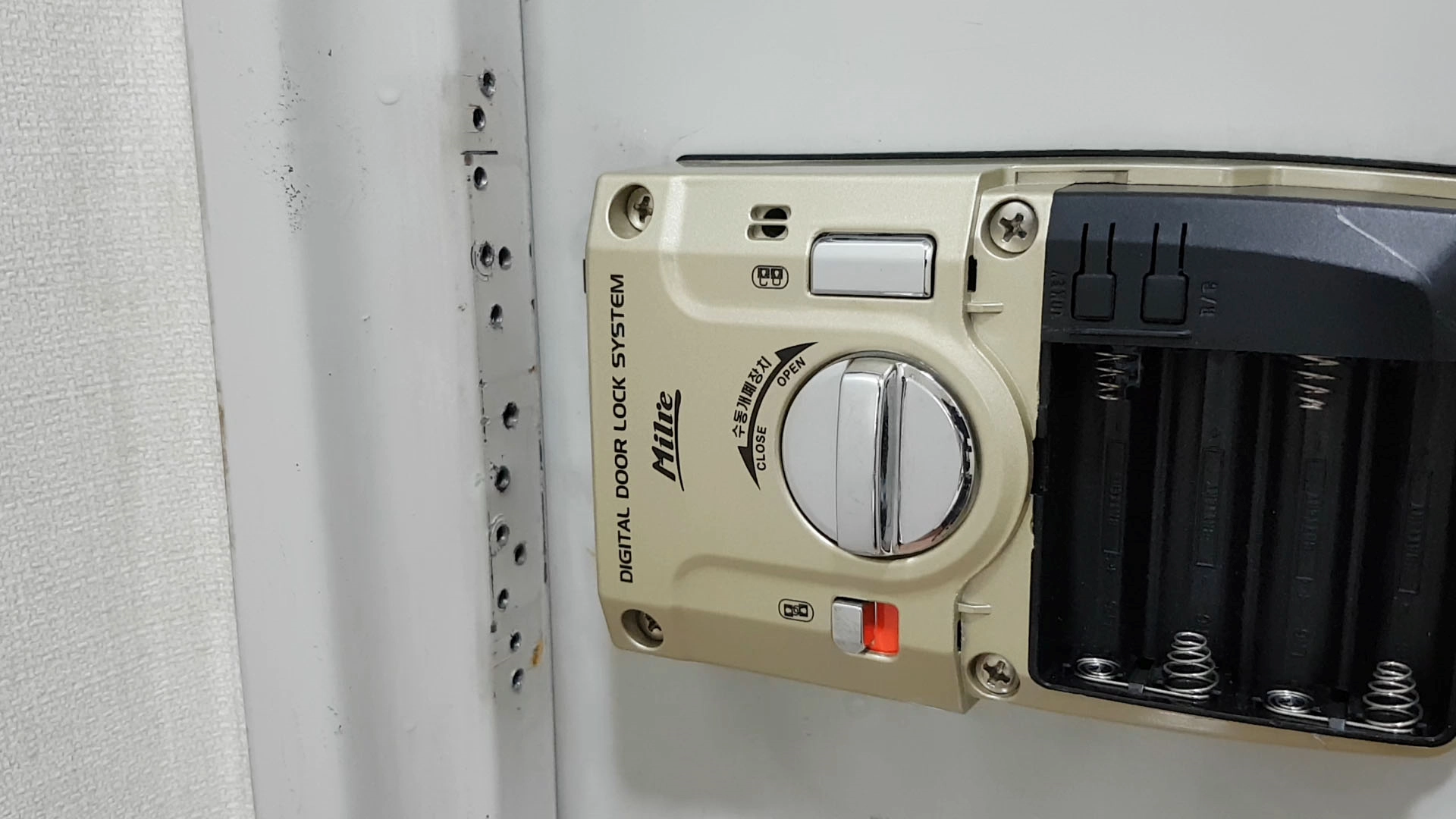 실내 도어록 고정 모습