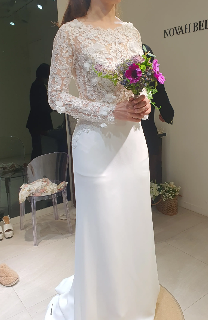 노바벨리타-상의는-레이스-긴팔이고-스커트는-쉬폰느낌의-머메이드-라인인-우아한-드레스-입고-부케-든-모습