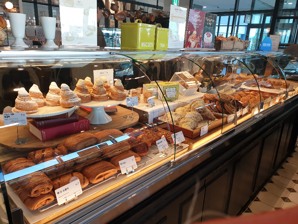 베이커리 진열대에 베이커리가 가득하다.