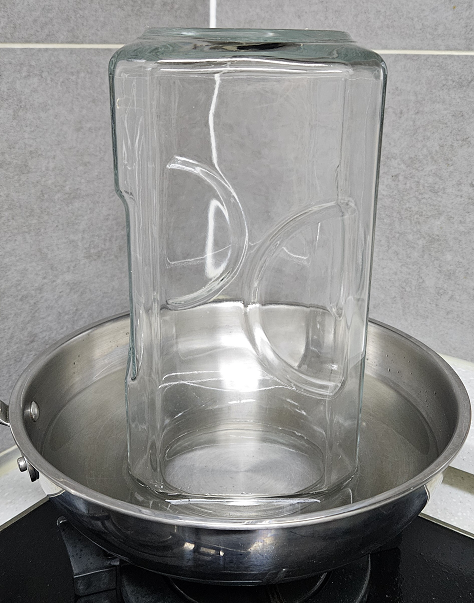 냉비에 유리병을 넣어 소독하는 모습.