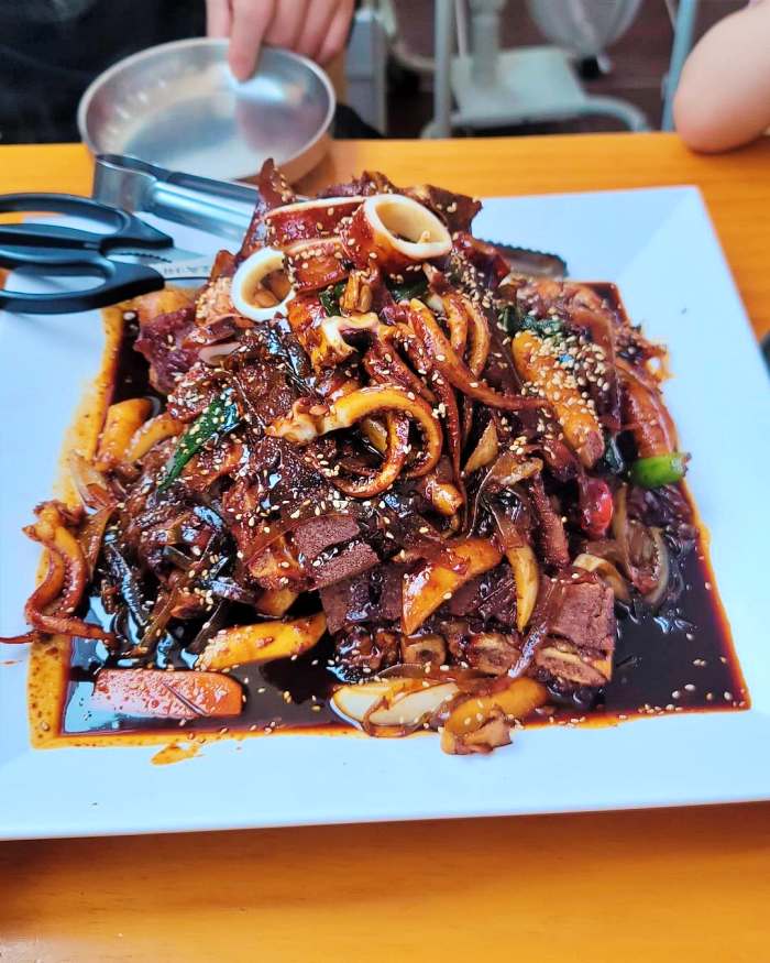 생방송투데이 인천 소래포구 높이만 25cm 산더미 뼈탑 감자탕 맛집