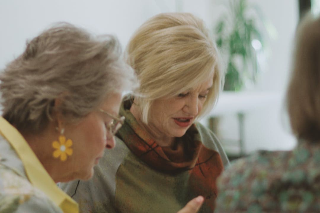 요양 관련 상담을 나누는 중년 여성들