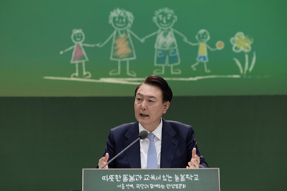 윤석열 대통령이 5일 경기도 하남 신우초등학교에서 '따뜻한 돌봄과 교육이 있는 늘봄학교' 주제로 열린 아홉 번째 국민과 함께하는 민생토론회에서 발언하고 있다.2024.02.05. [사진=대통령실]