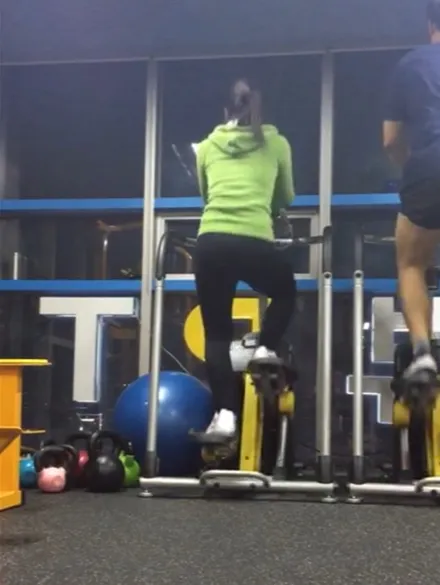 운동하는-녹색-후드티와-검정-레깅스를-입은-여자