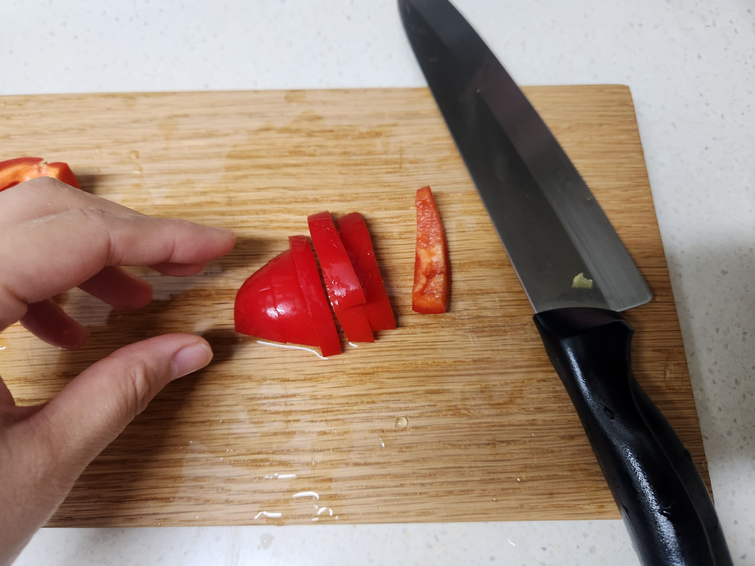 파프리카 썰어서 넣어주기 