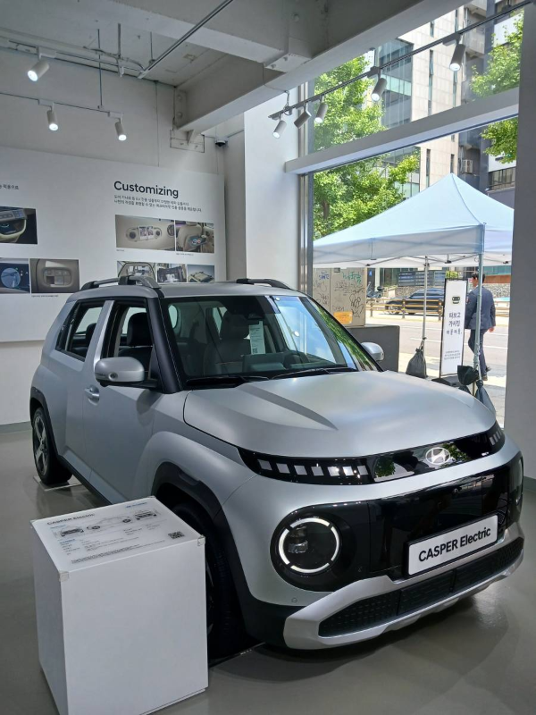 매장 안 그레이 캐스퍼