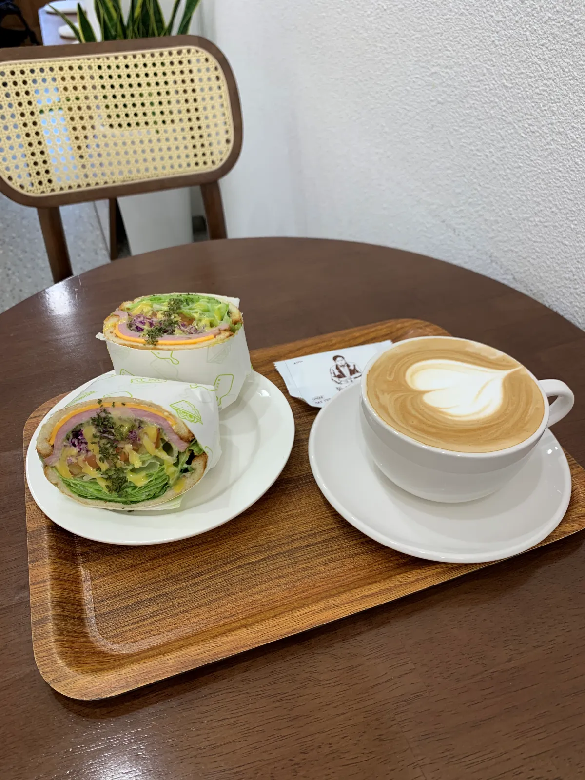 동네커피-우드테이블-위에놓인-샌드위치