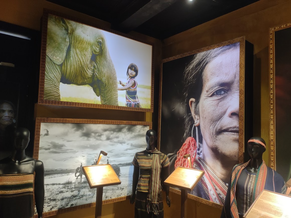 베트남 소수민족 전통 의상과 초상화 전시 모습