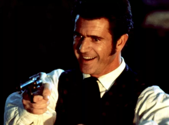 총을 겨누고 있는 멜깁슨