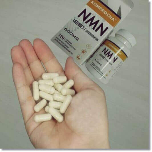 NMN 효능, NMN 보충제를 들어 보이는 여성