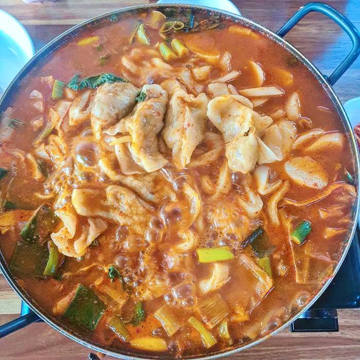 생생정보 충북 제천 닭고기 칼국수 만두 닭칼만 전골 맛집