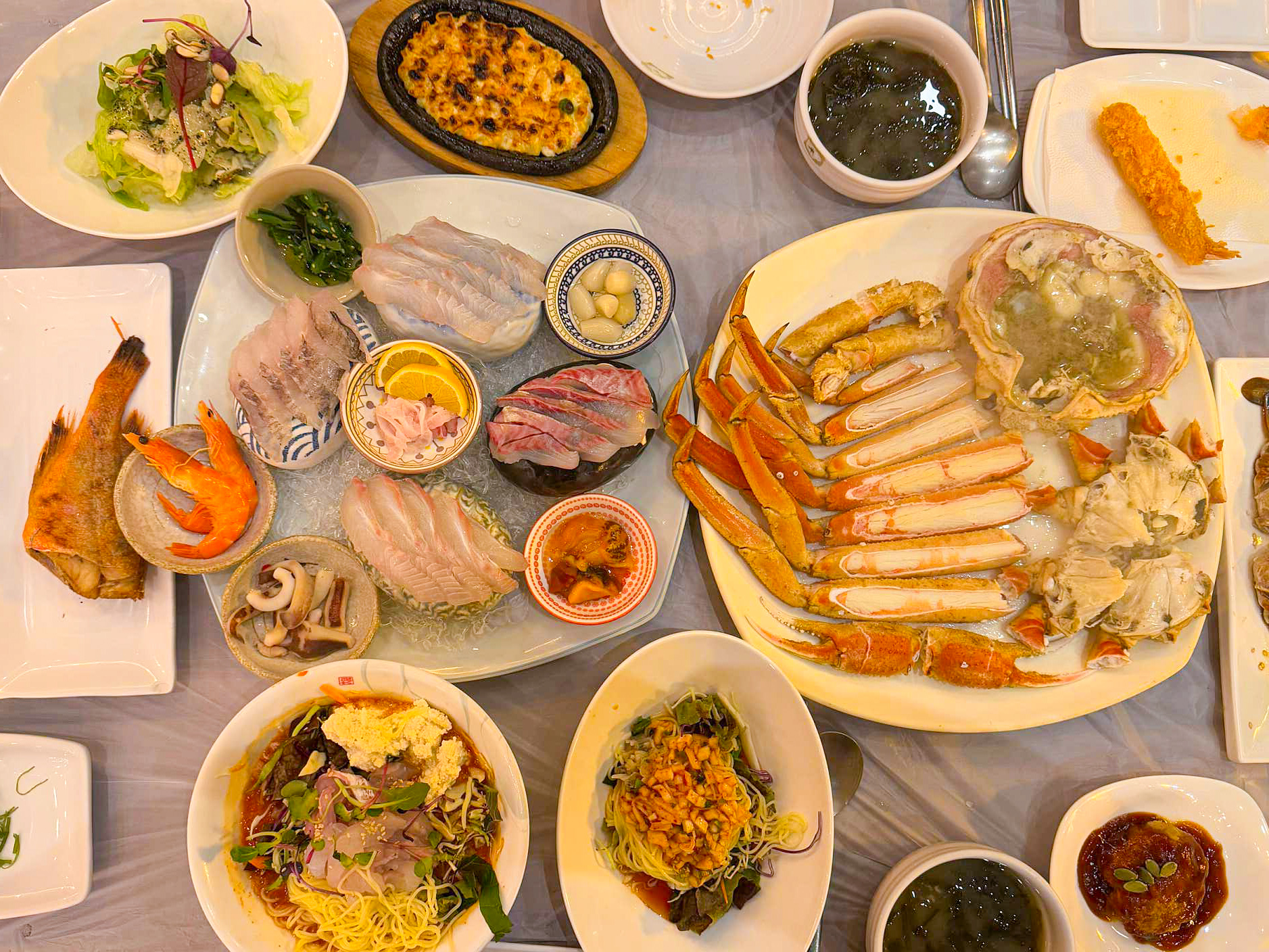 대게와 해산물이 테이블에 차려진 사진