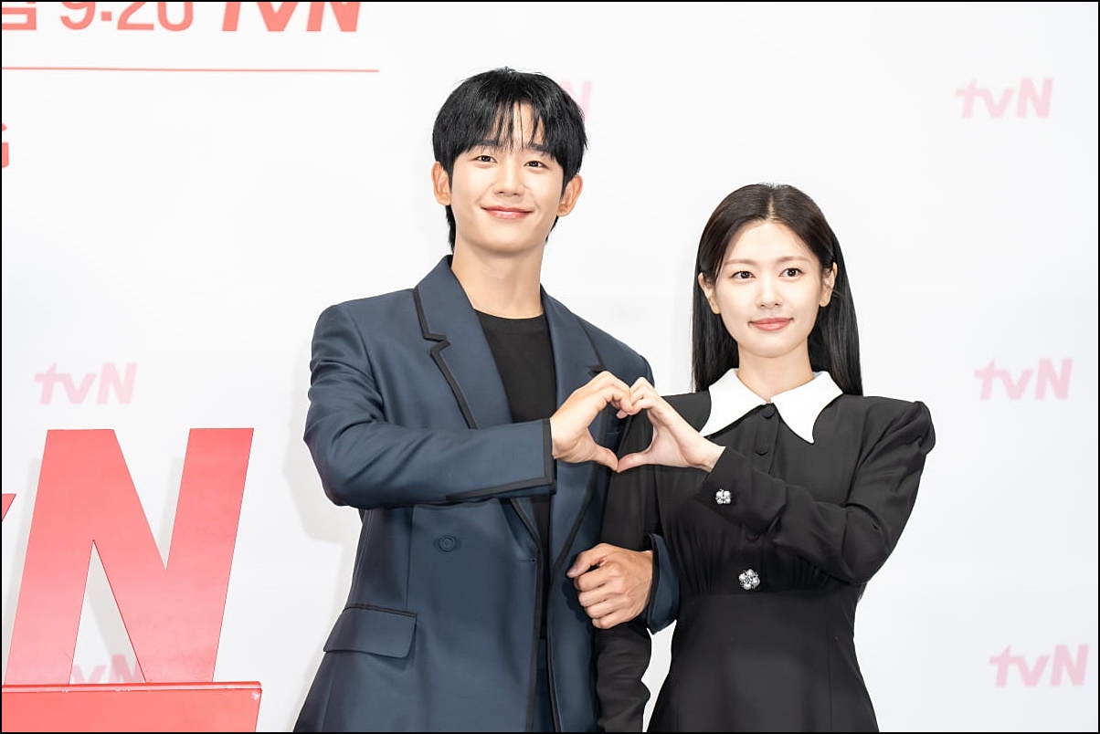 TVN-'엄마친구아들'- 출연배우-정해인과-정소민-두-사람-모습