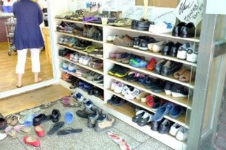 음식점-입고에-벗어진-신발과-신발장