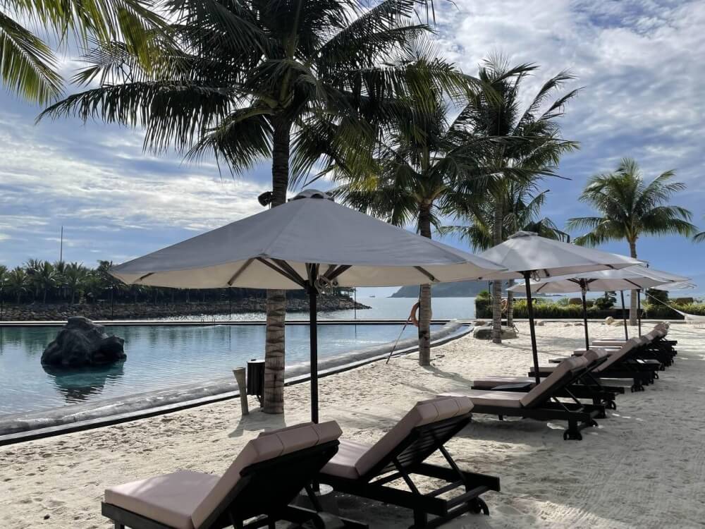 나트랑 아미아나 리조트 풀바 - 해수풀 선베드 좌석