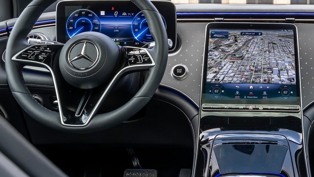 벤츠 EQS 차량 센터페시아 실내사진